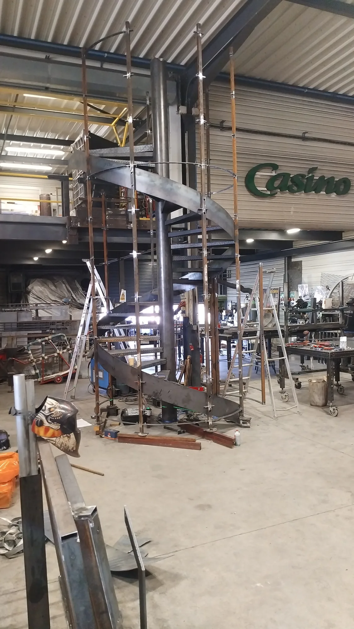 Escalier hélicoïdal en acier fabriqué sur mesure à l’atelier