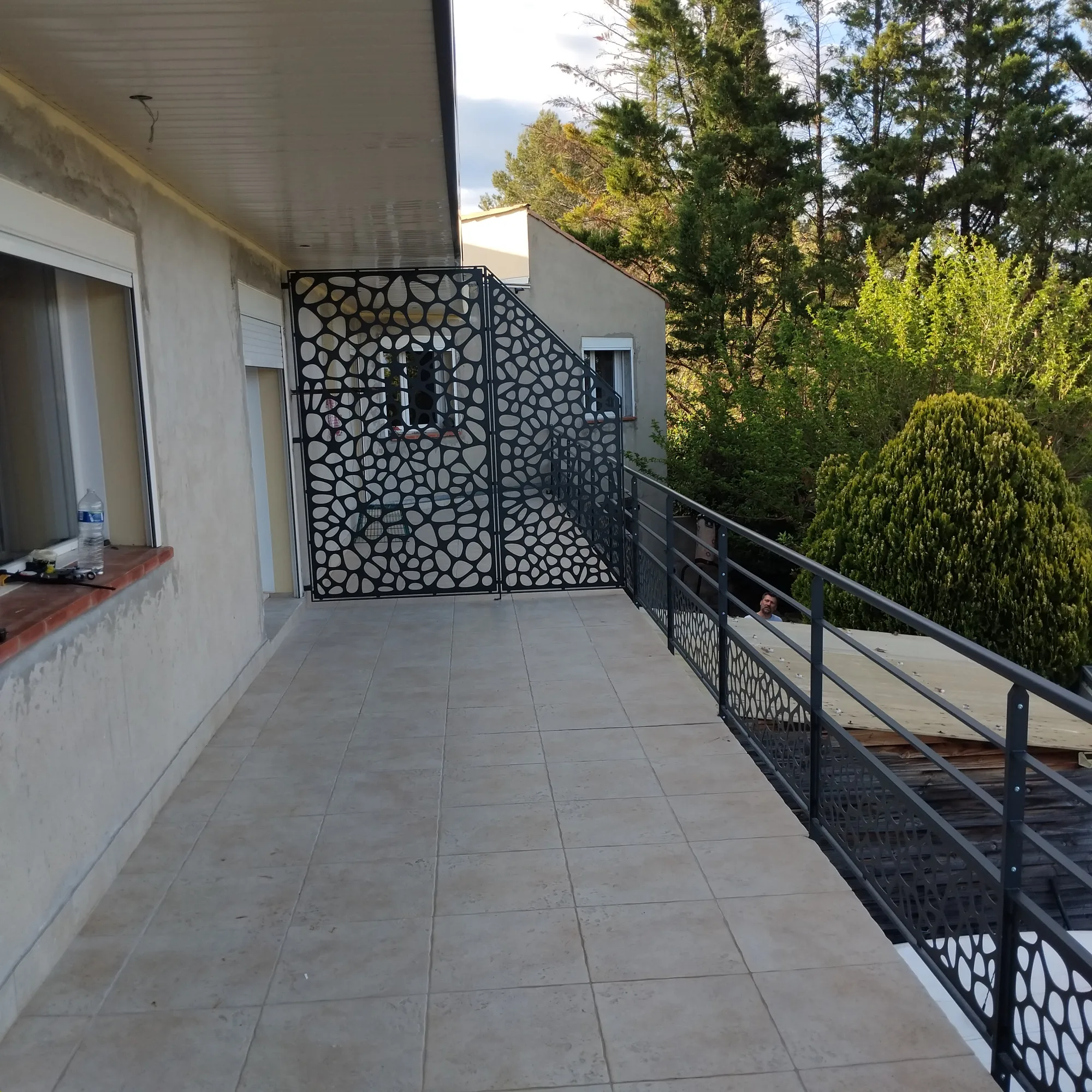 Garde-corps de terrasse à panneaux décoratifs découpés au laser