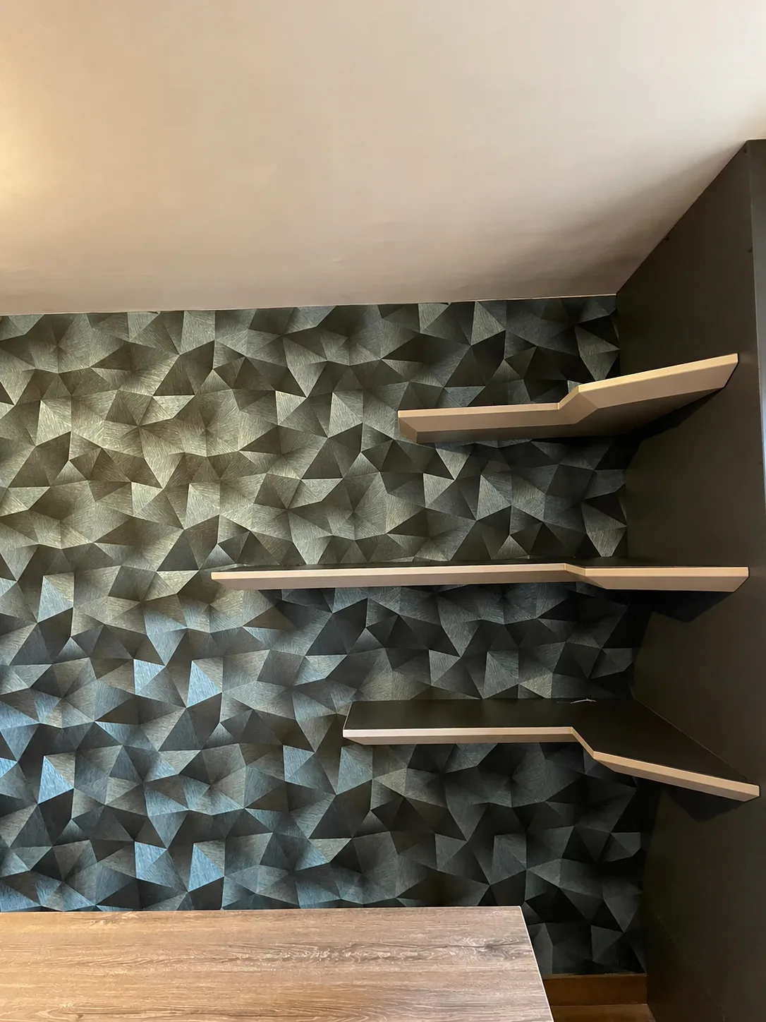 Étagères murales d’angle en métal aux lignes géométriques