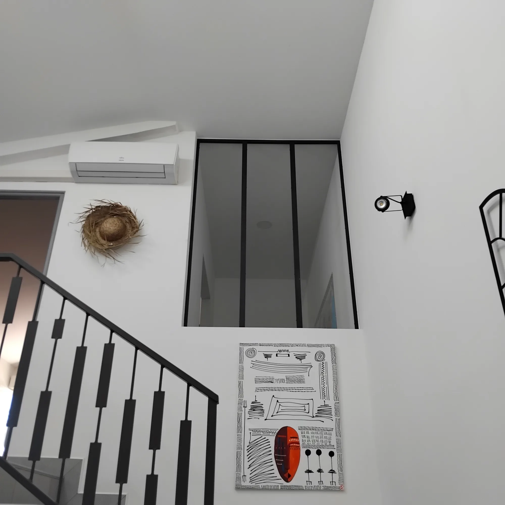 Verrière d’intérieur en acier noir et garde-corps de mezzanine à lisses horizontales