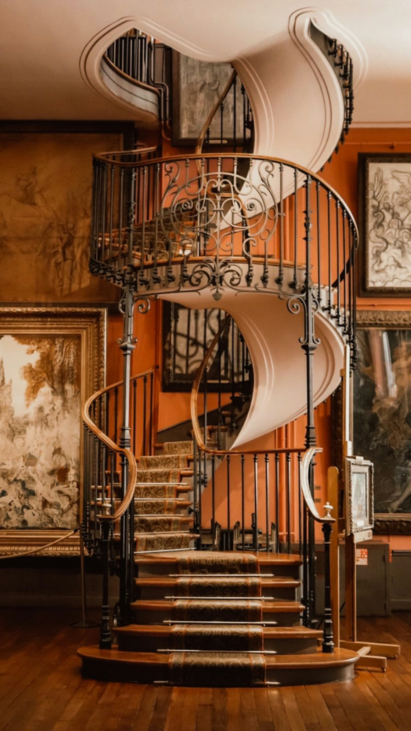 Escalier hélicoïdal en acier brut avec garde-corps métallique