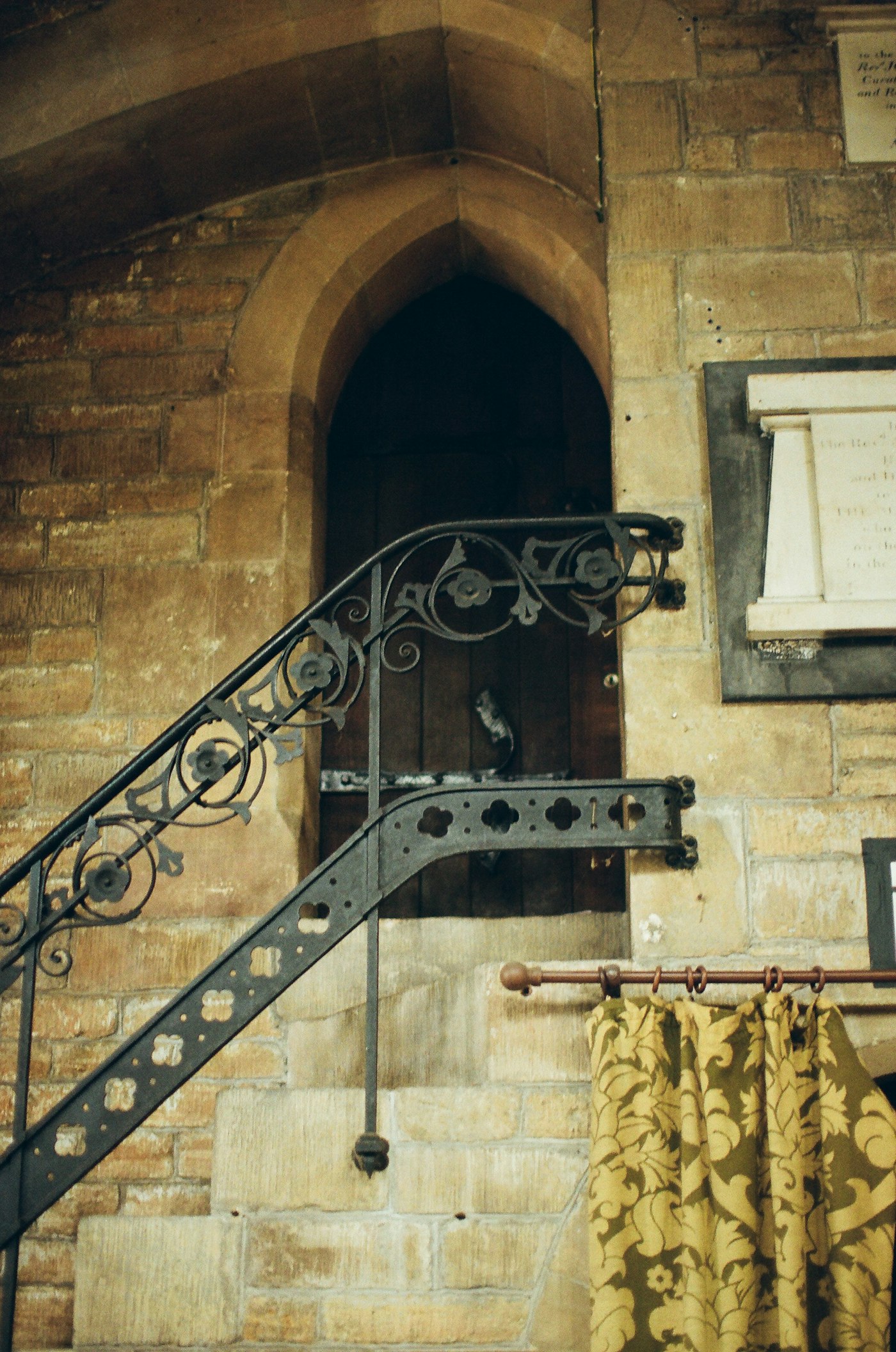 Garde-corps métallique ouvragé le long d’un escalier en pierre