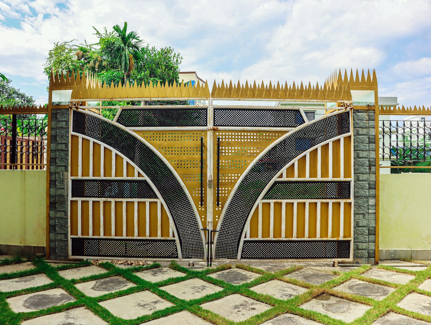 Grille décorative en fer forgé travaillée à motifs