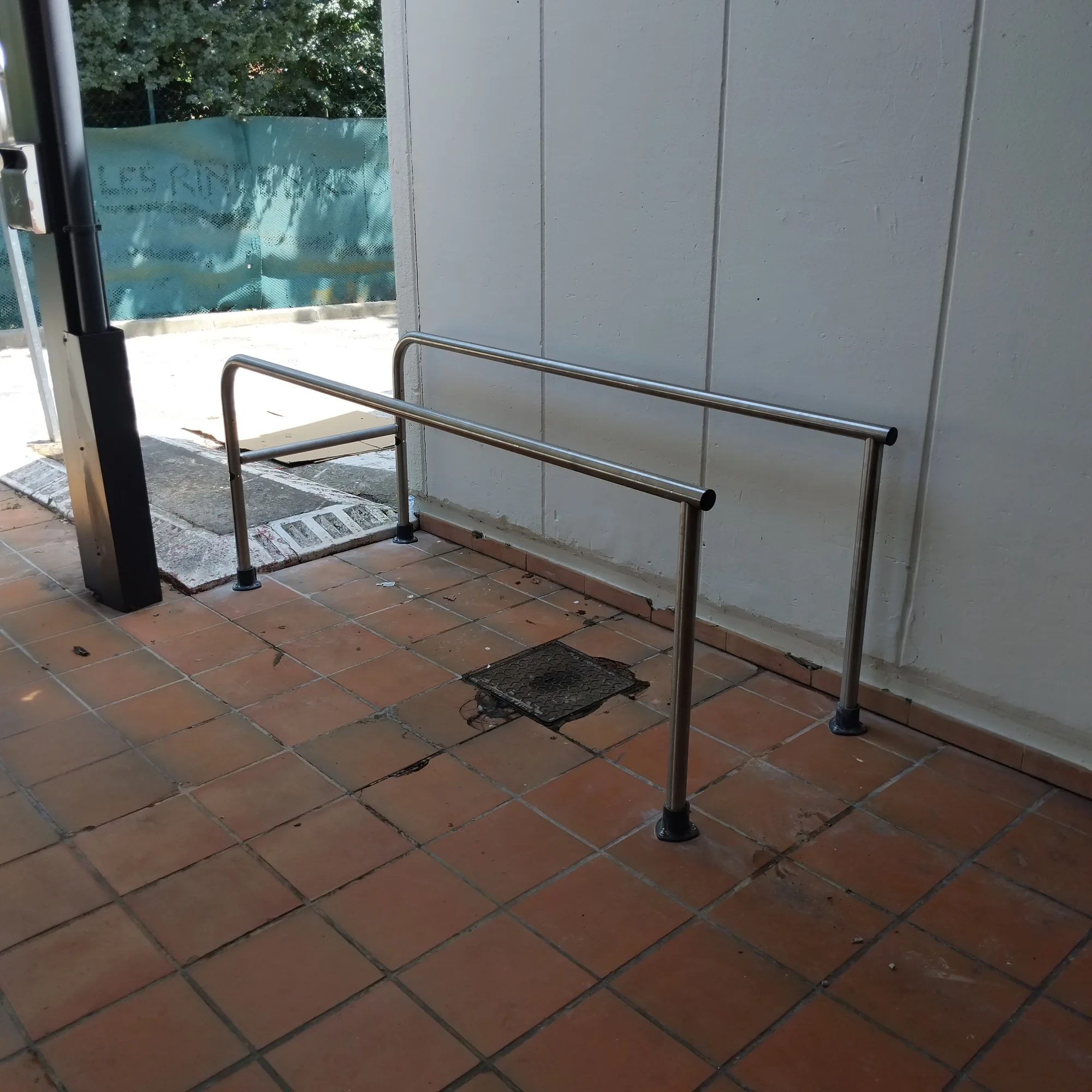 Rampe et main courante en inox le long d’un accès