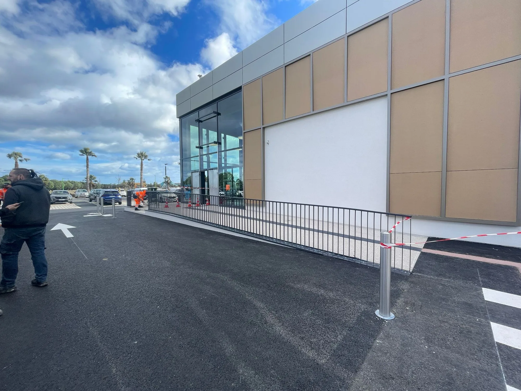 Garde-corps de rampe d’accès le long de la façade d’un bâtiment recevant du public