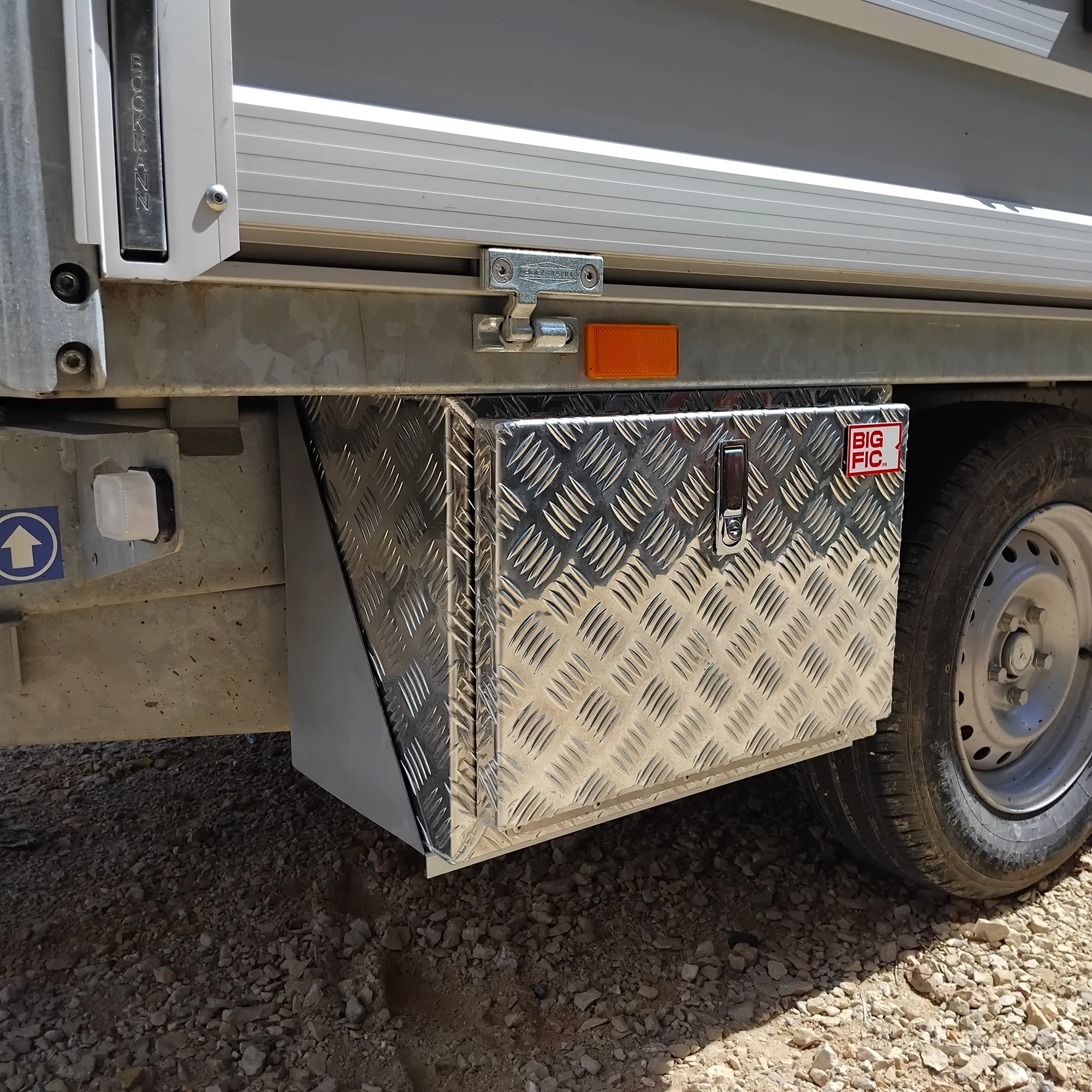 Coffre de rangement en tôle aluminium damier fabriqué sur mesure