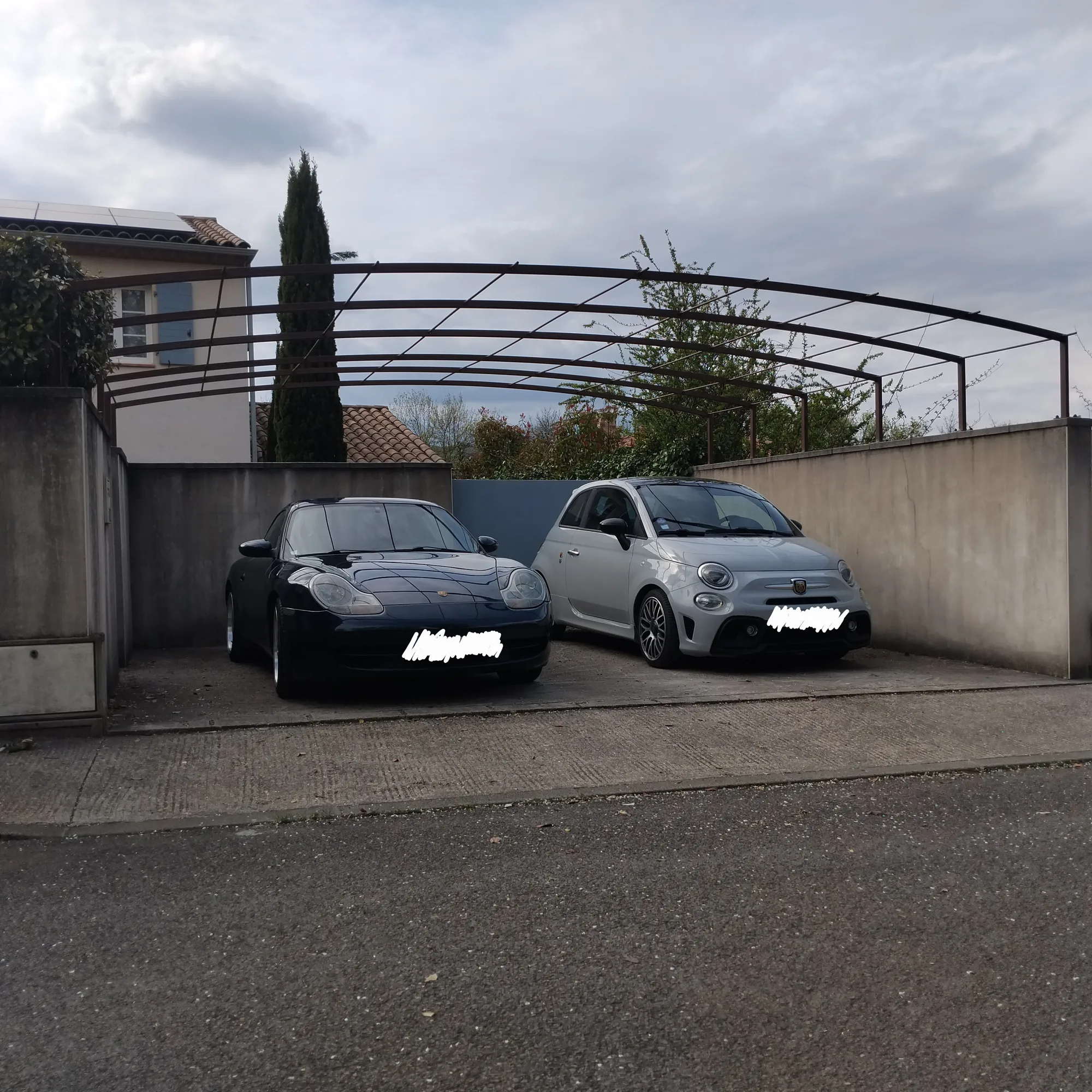 Structure de carport en acier à toiture cintrée