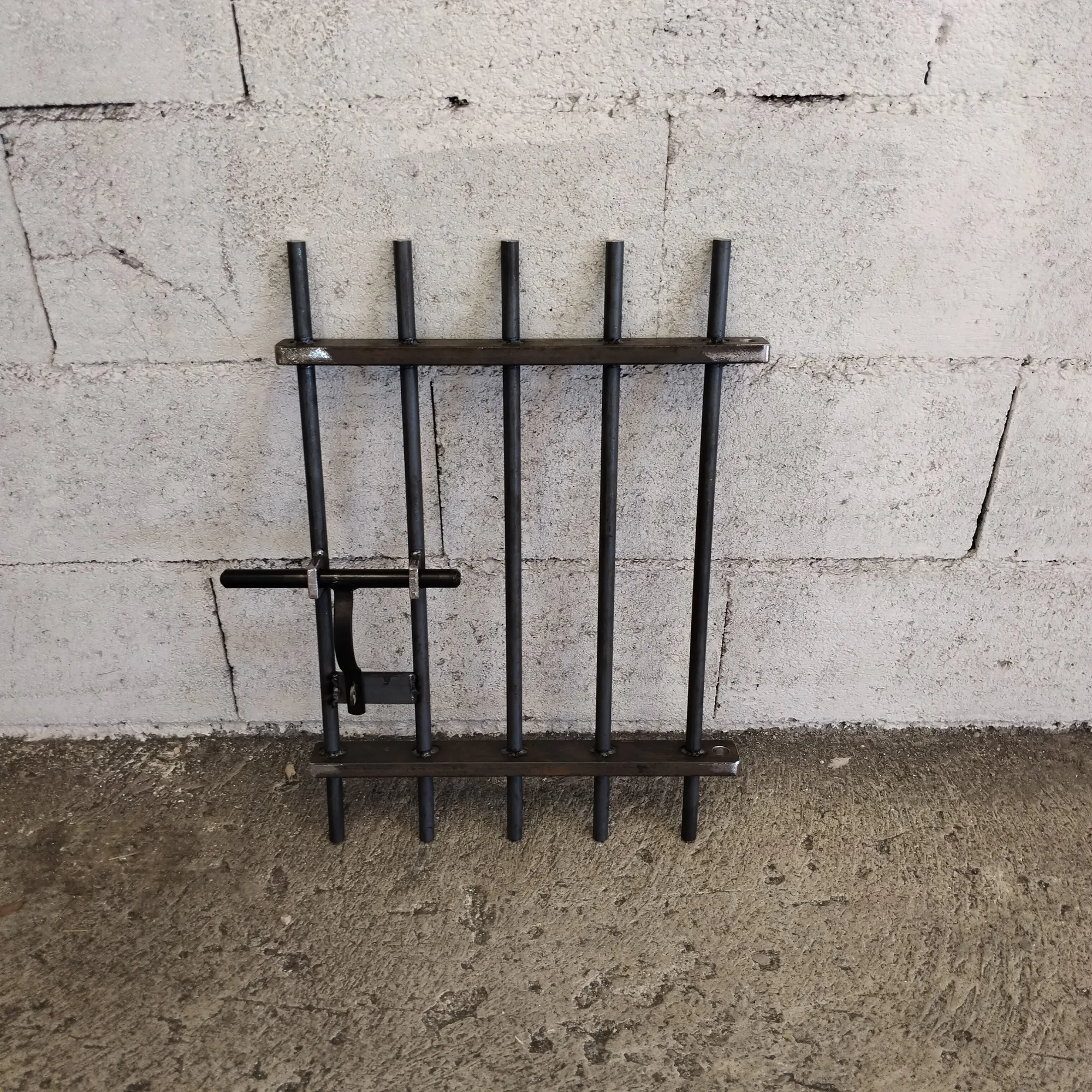 Grille de défense en acier pour fenêtre avec système de verrouillage