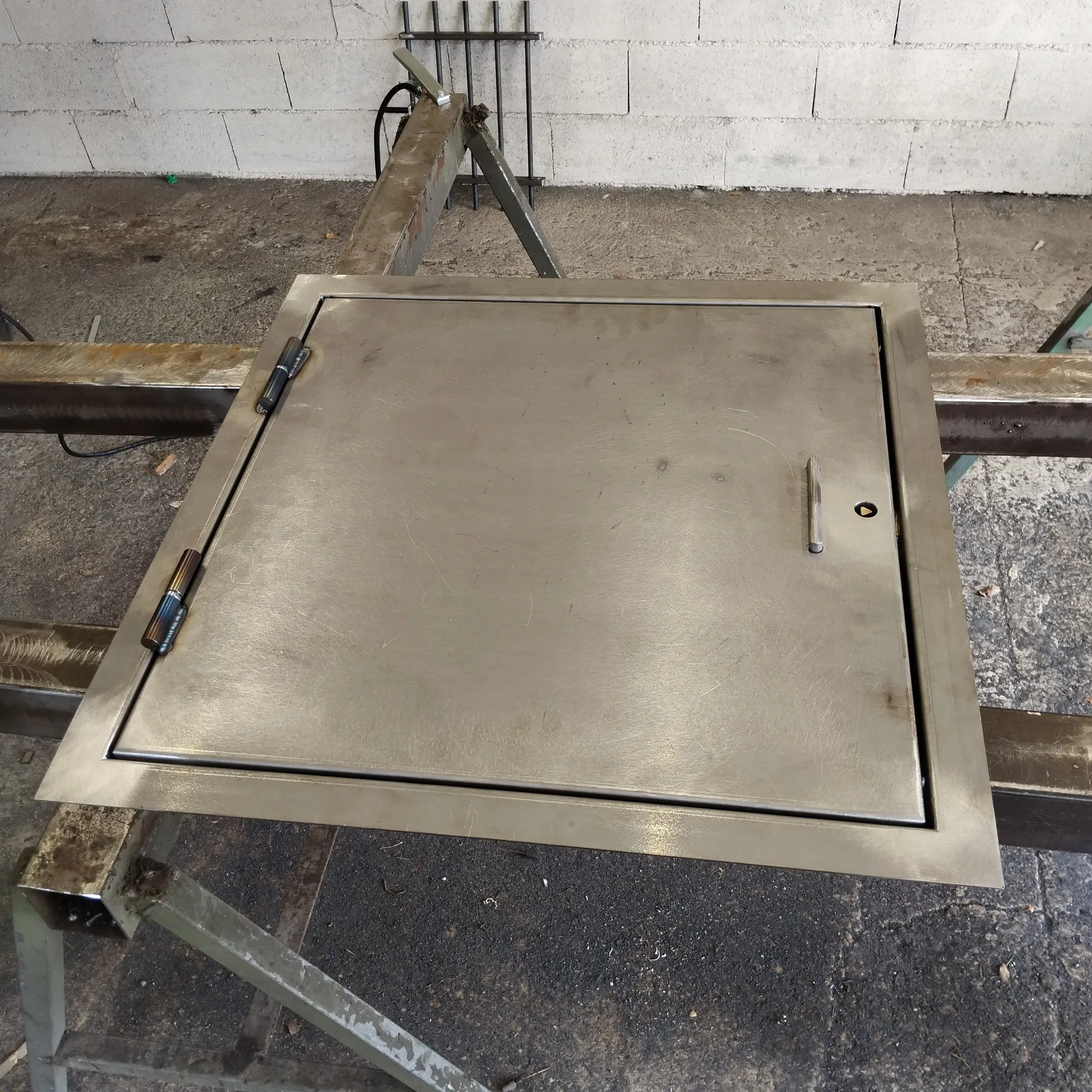 Porte technique en inox fabriquée sur mesure